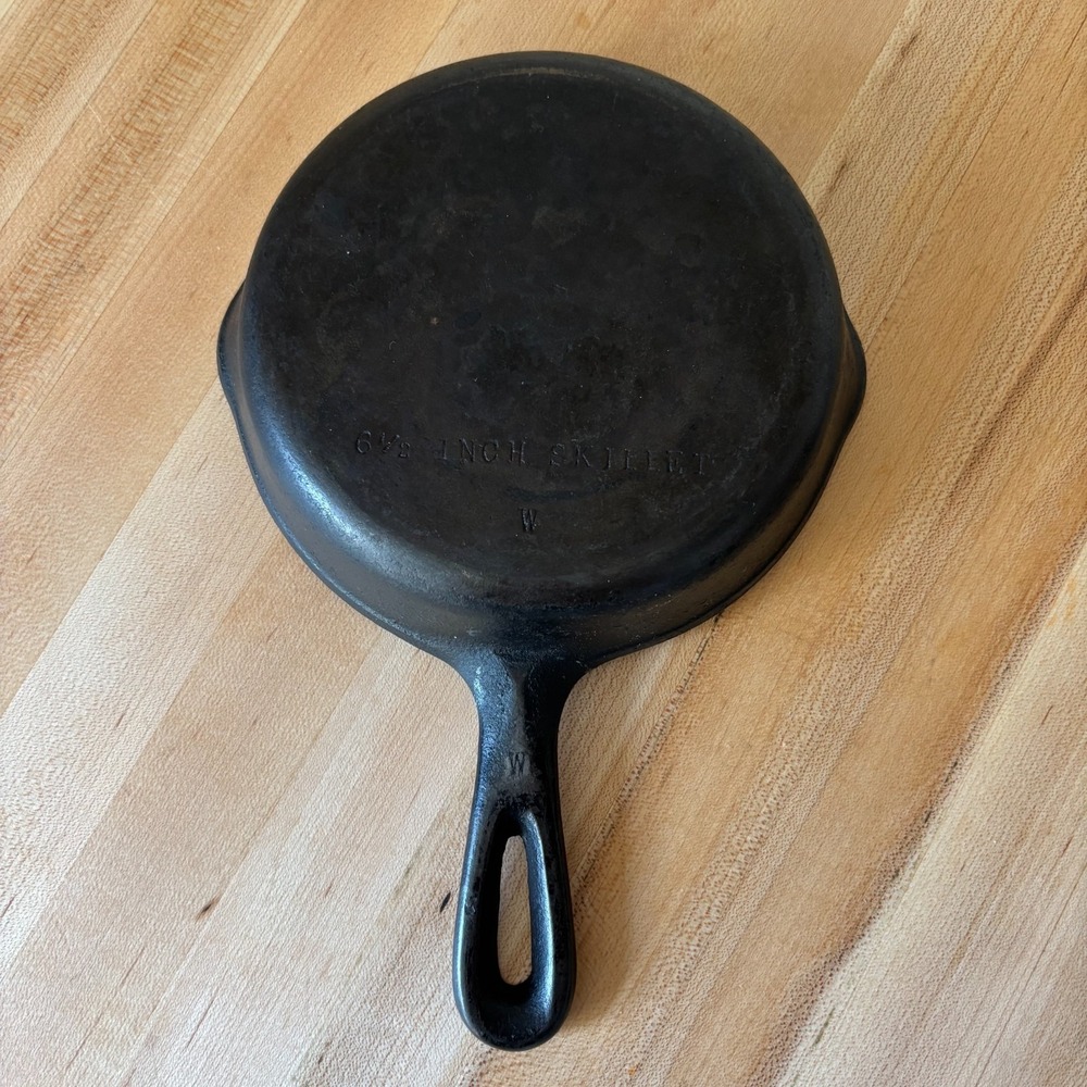 Vintage Unmarked Wagner 6 1/2" cast iron skillet double spouts - Picture 4 of 6